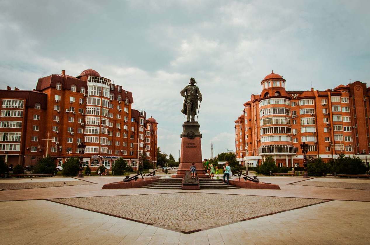 Памятник Петру Великому в Астрахани