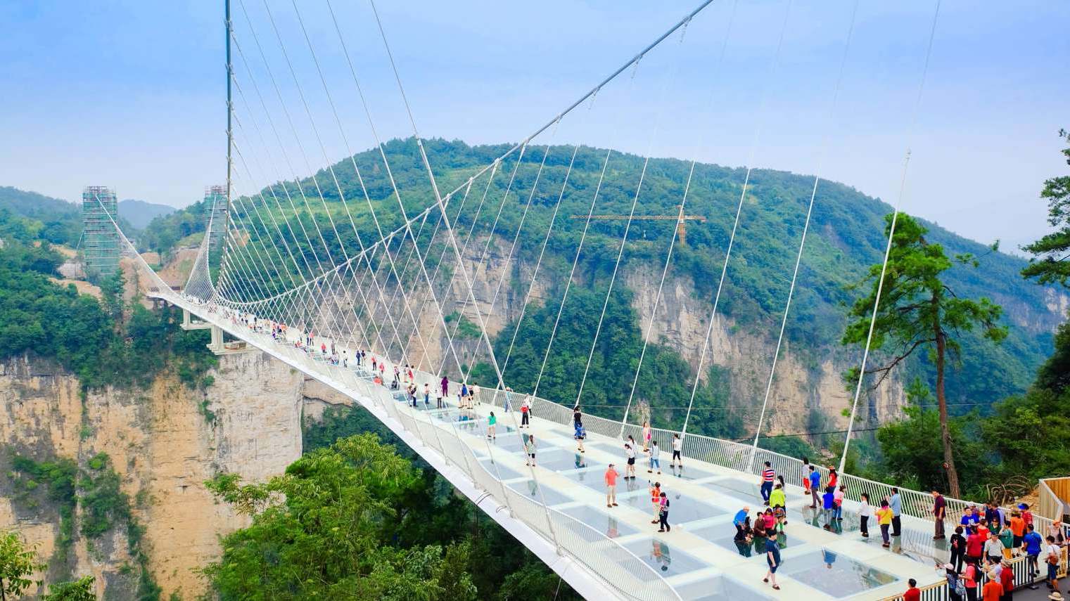 Стеклянный мост в горах Улинъюань
