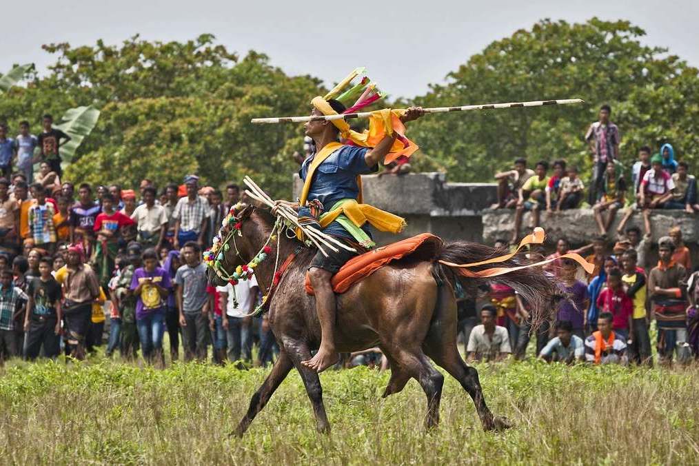Турнир по конному бою в Сумбе