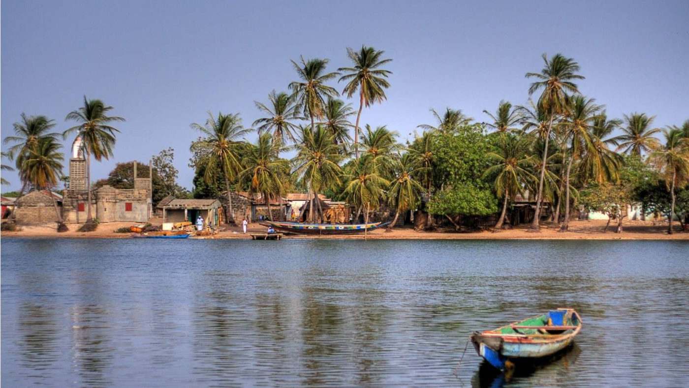 Лодка в море и берег в Гамбии