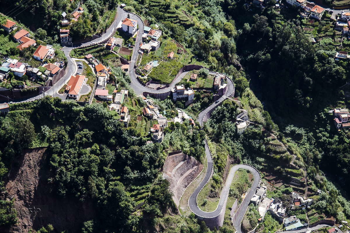 Автомобильная дорога на Мадейре с высоты, Португалия