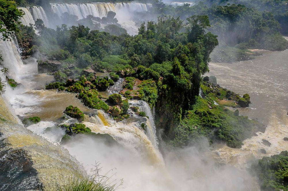 Необычайная гармония воды и зелени на водопадах Игуасу