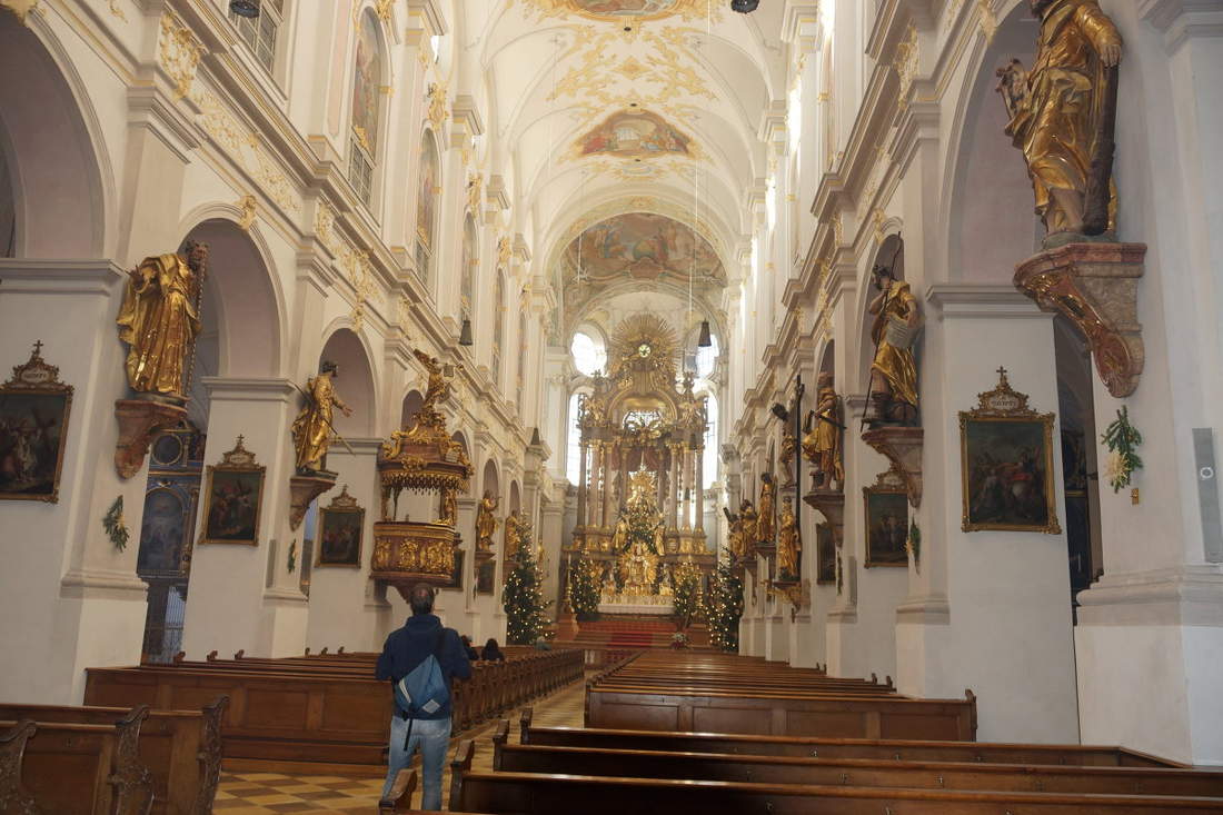 Церковь Петерскирхе в Мюнхене внутри
