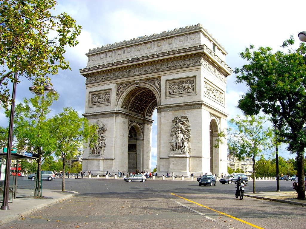 Триумфальная арка на площади Шарля де Голля в Париже