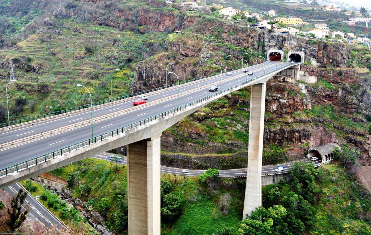 Дорожный мост со входом в туннель, Мадейра, Португалия