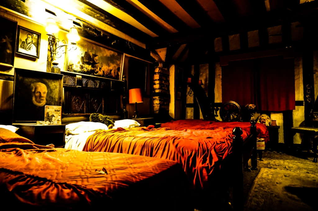 Кровати в комнате епископа с привидениями