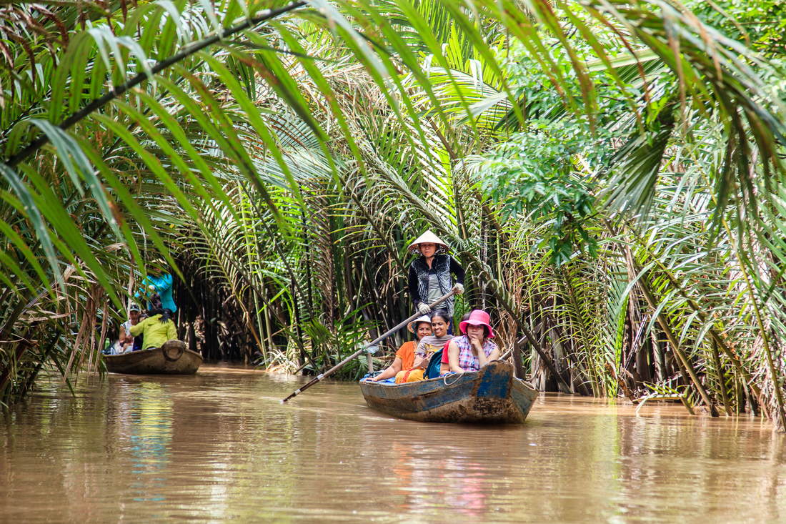 Лодки с туристами на реке Меконг во Вьетнаме