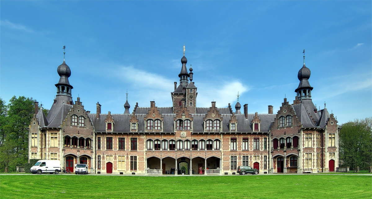 Замок Ван-Ойдонк с газоном перед ним, Гент, Бельгия