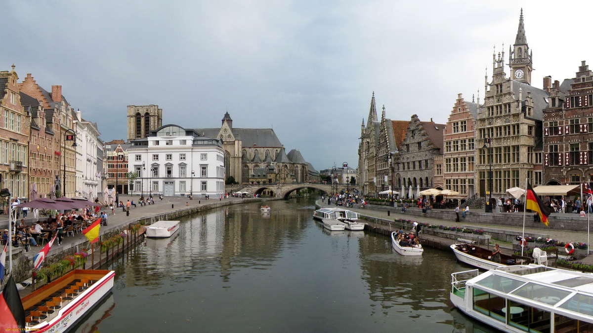 Лодки на речном канале города Генте, Бельгия