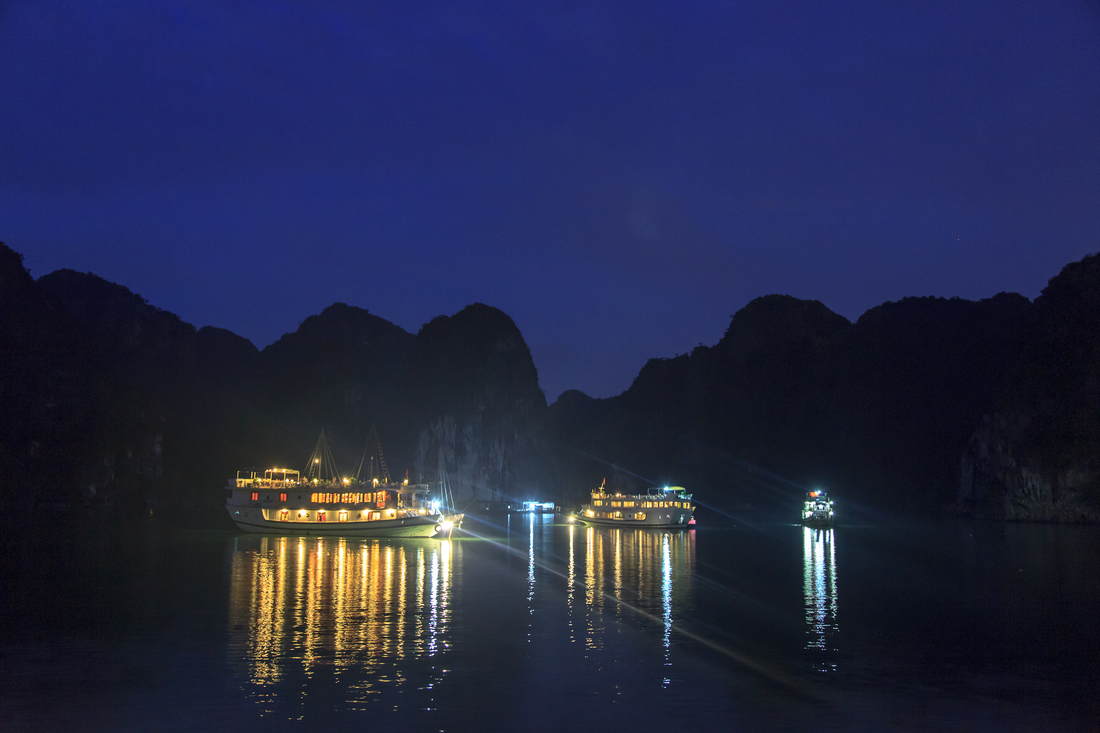 Ночные огни на яхтах в бухте Халонг во Вьетнаме