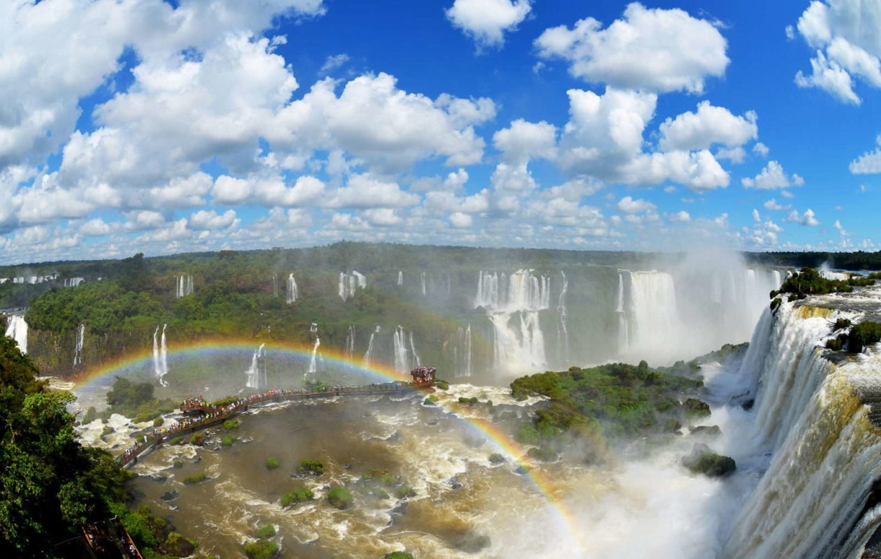 Водопады Игуасу и радуга на границе Бразилии и Аргентины