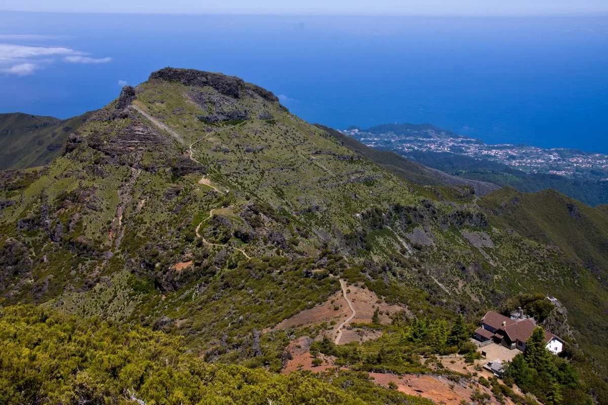 Гора Пику-Руйву, Мадейра, издалека