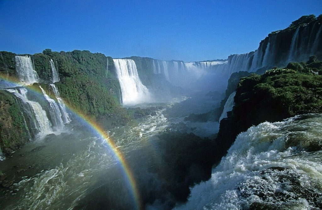 Радуга на комплексе водопадов Игуасу