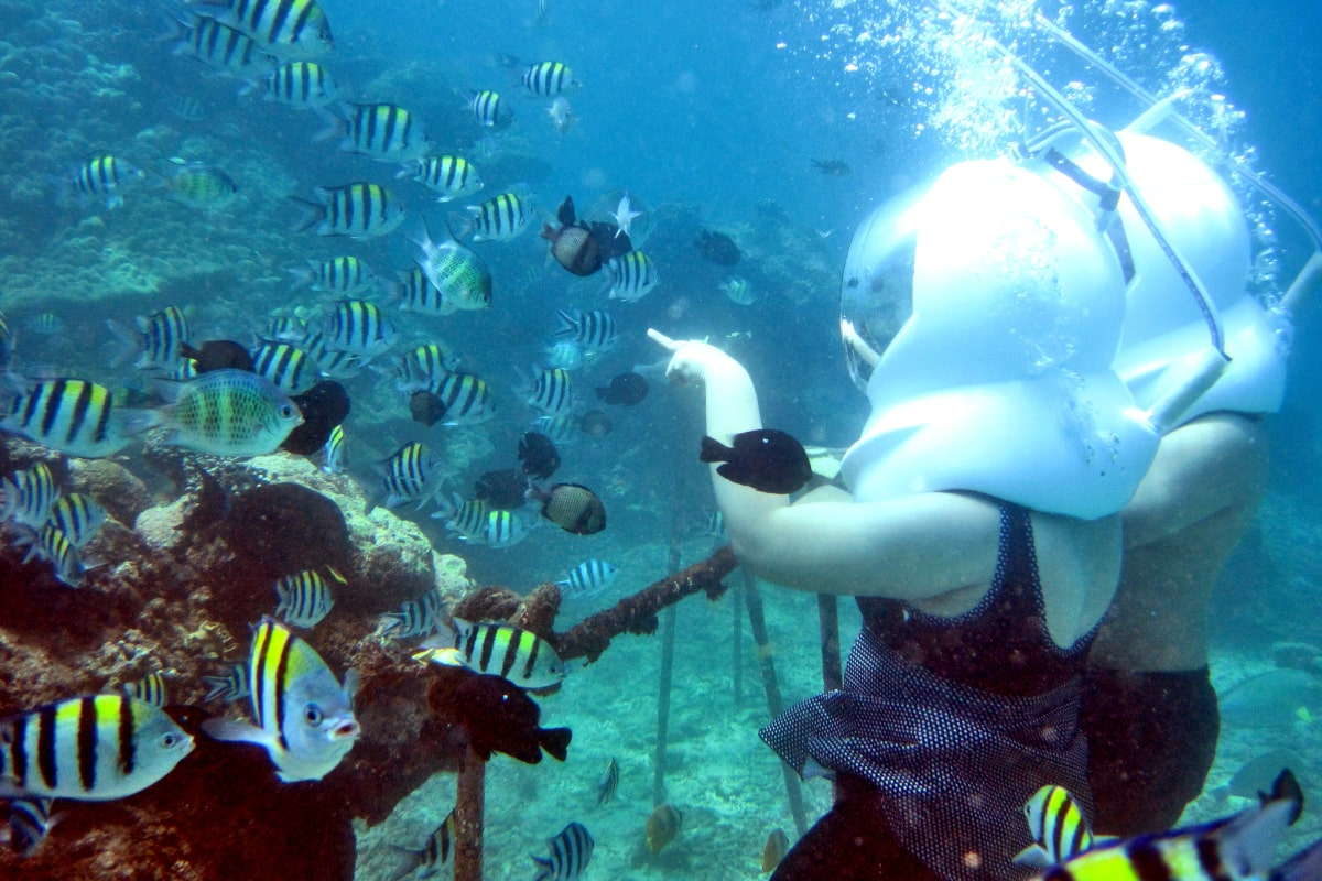 Два человека в скафандрах под водой. Прогулка (хождение) под водой на Бали. Bali sea walk.