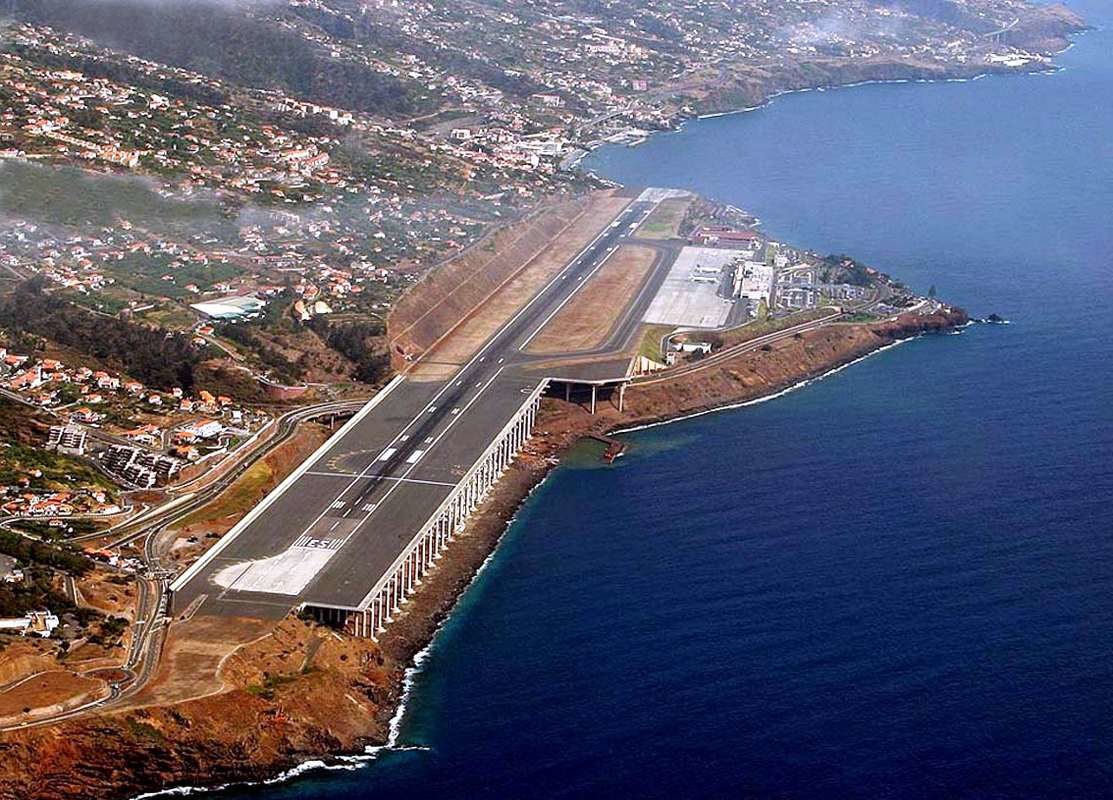 Опасный аэропорт Фуншал на Мадейре, Португалия