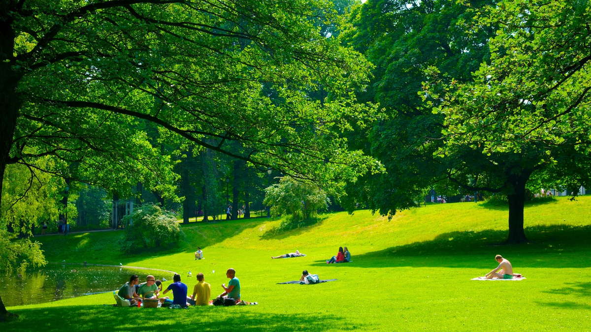 Парк возле королевского дворца в Осло, 2