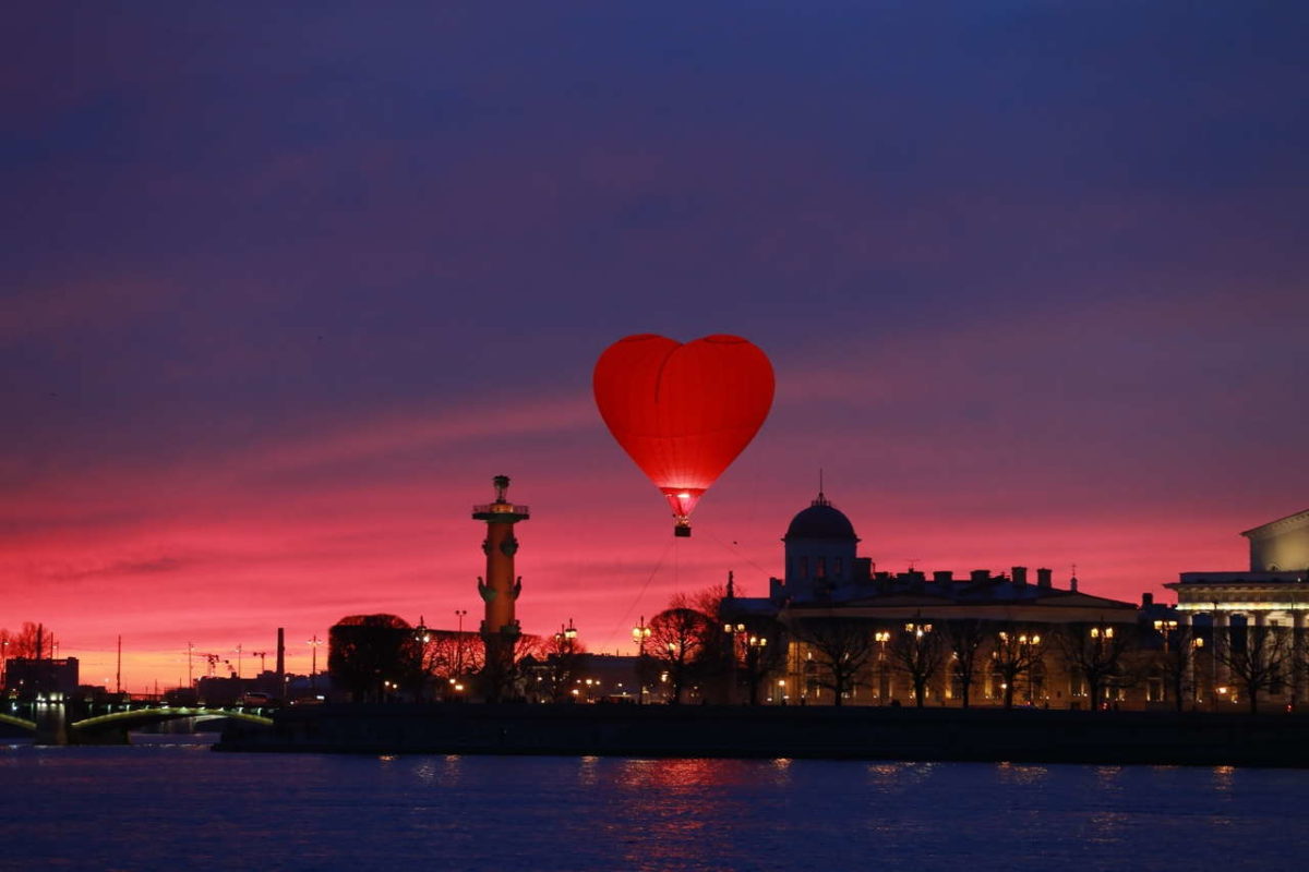 Воздушный шар в форме сердца над Санкт-Петербургом