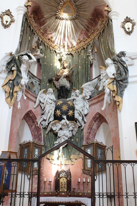 Центральный алтарь костела Святого Яна Непомука