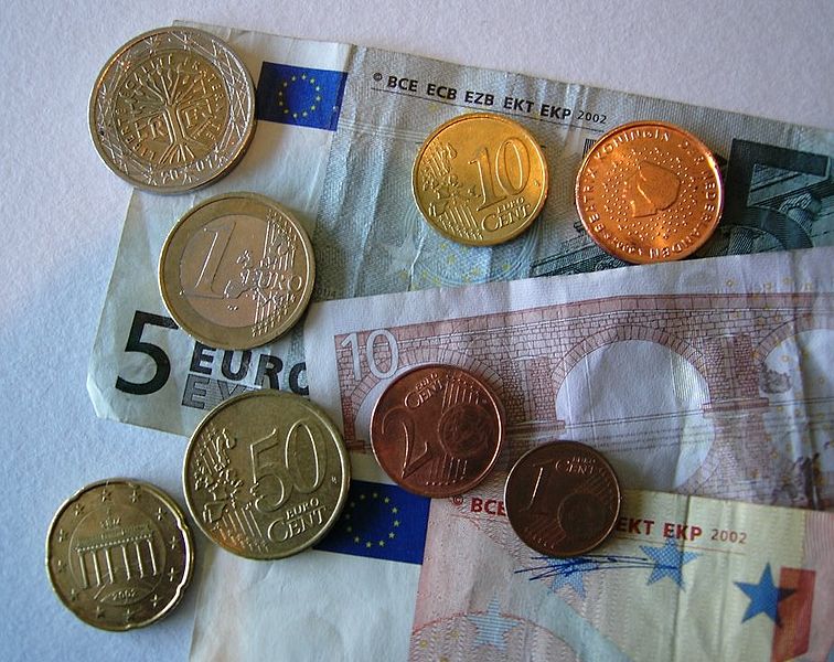 Разная валюта в купюрах и монетах