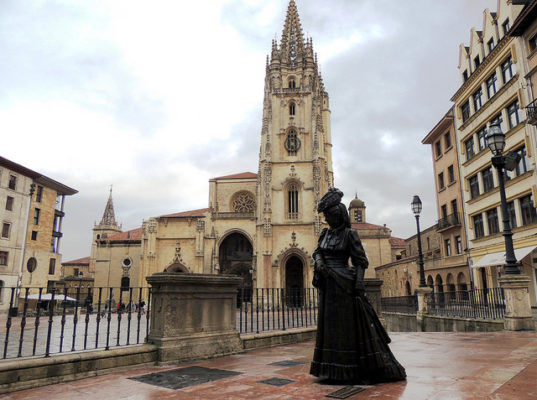 Собор Овьедо на фоне скульптуры Анны Осорес Испания