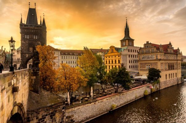 Прага Дрезден вид с Карлового моста осенью