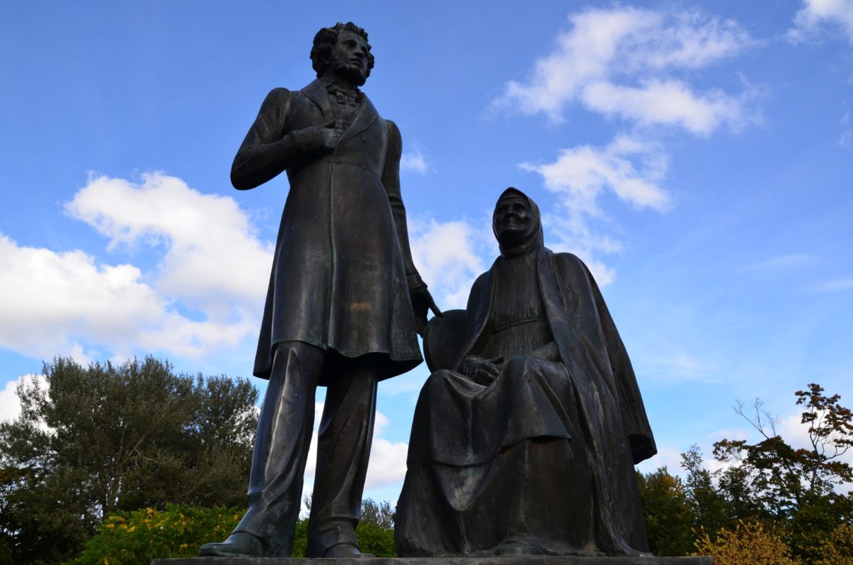 Памятник Пушкину с няней