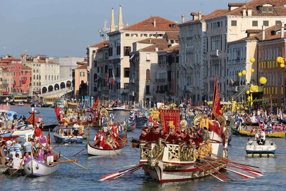 Историческая Регата на  Гран-канале Венеции