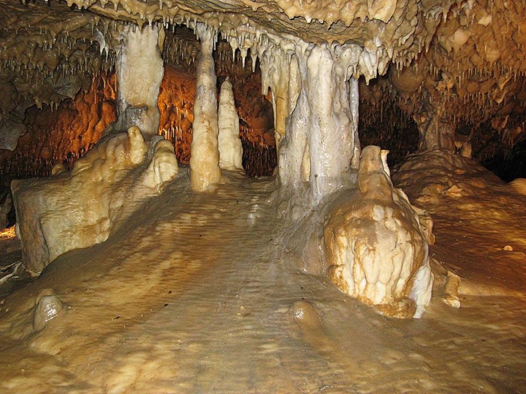 Сталактиты и сталагмиты Слоупско-Шошувских пещер