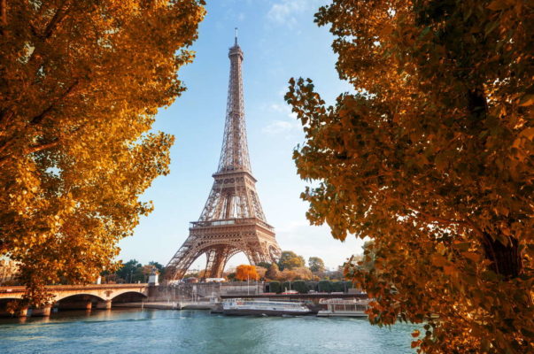 Эйфелева башня осенью в Париже