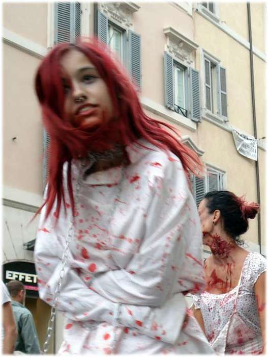 Зомби на улицах Италии в Хэллоуин