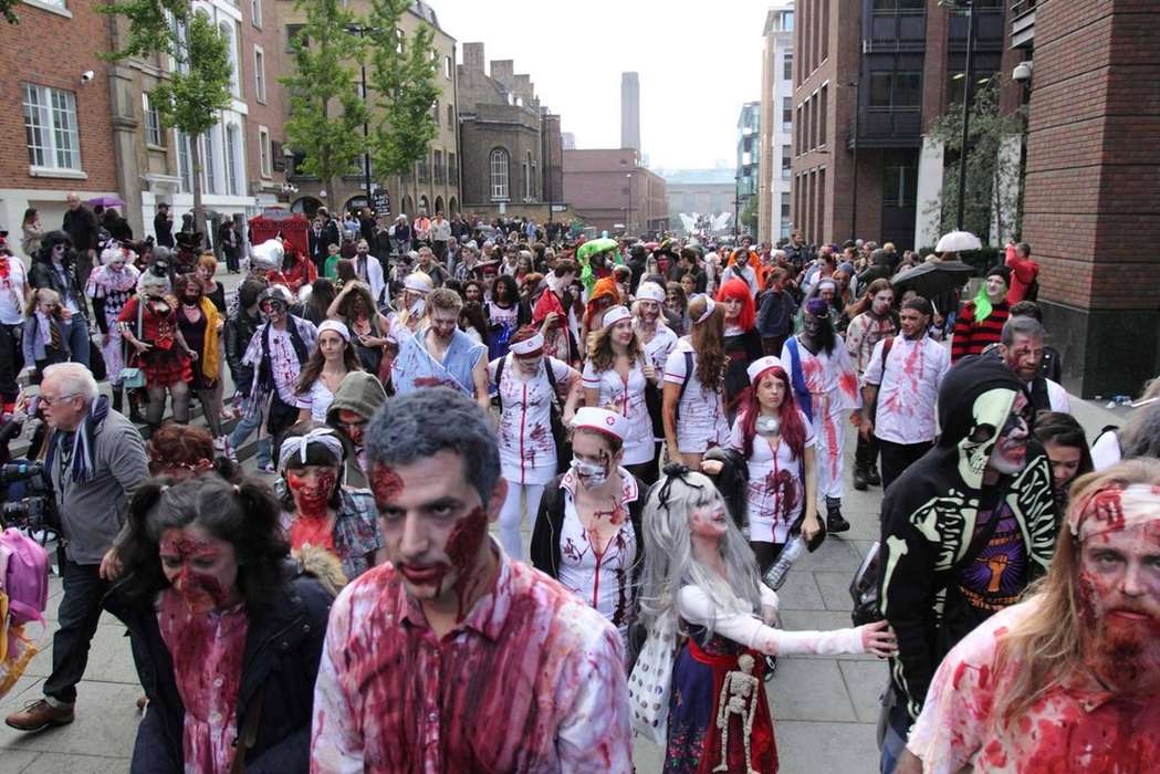 Хэллоуин зомби на улицах Рима