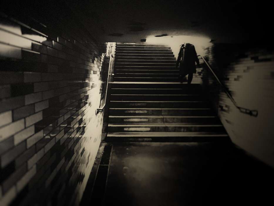 Мрачная лестница в подземный переход черно-белое фото