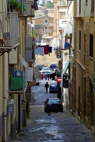 Улица в Кальтаниссетте Сицилия