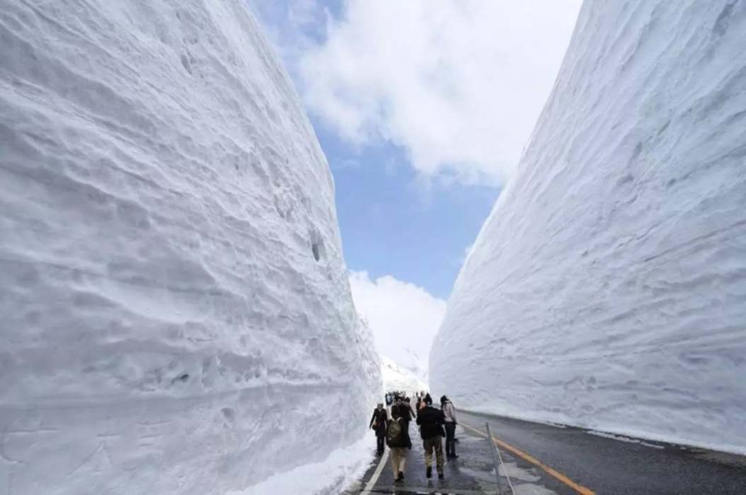Альпийский маршрут Татэяма Куробэ Япония дорога в сугробах