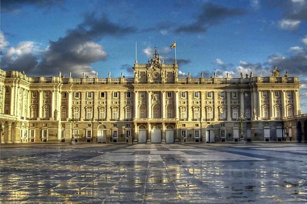 Восточный дворец Паласио реаль в Мадриде