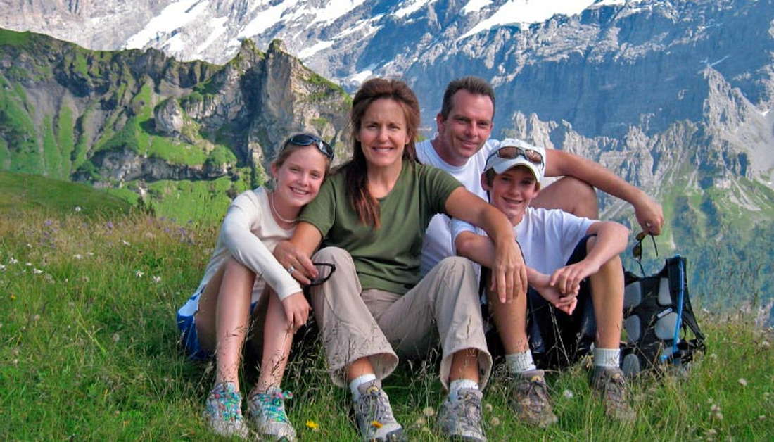 Швейцарская семья на природе