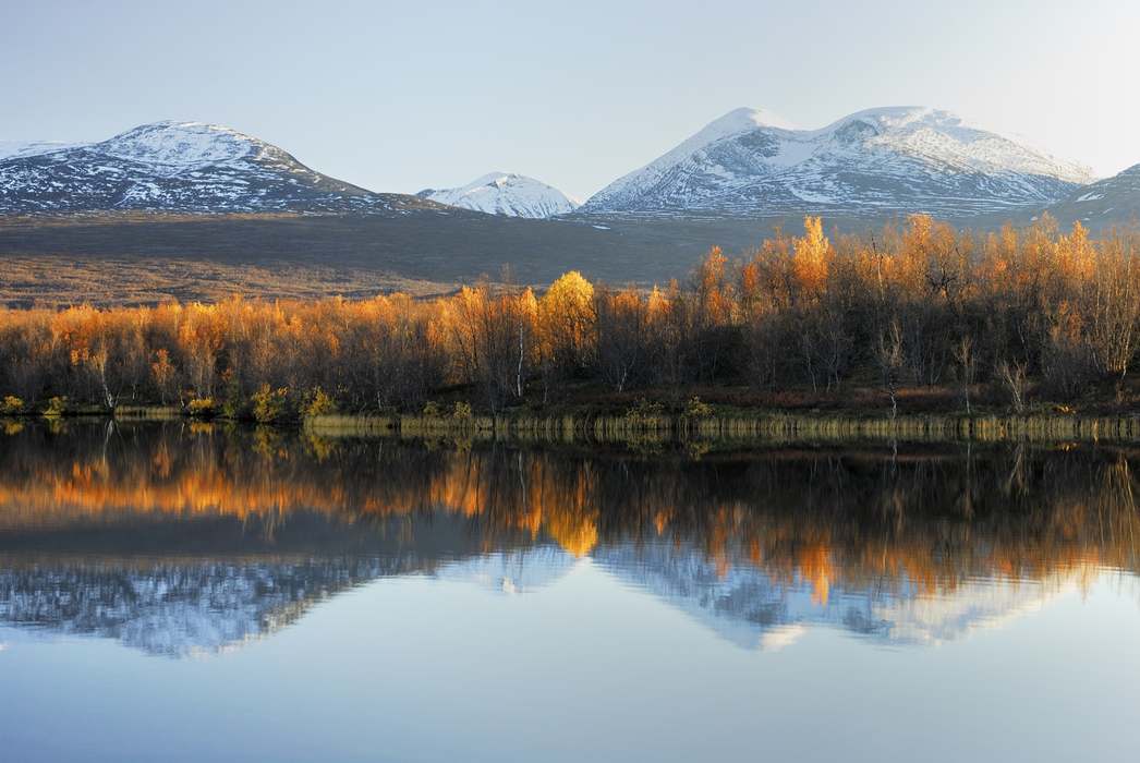 Горы Абиско Феллс отражаются в озере, Национальный парк Абиско, Норрботтен, Лапландия, Швеция, Скандинавия