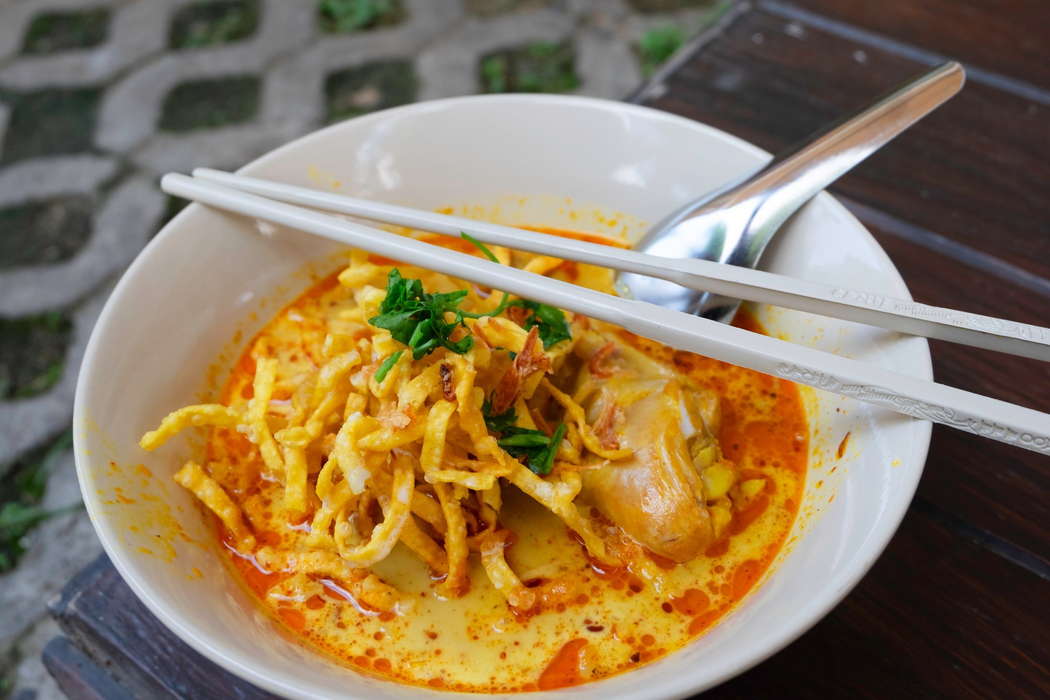 тайское блюдо с лапшой Кхао Соя