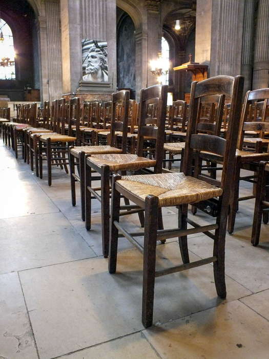 деревянные стулья с плетеными сиденьями церковь Святого Сюльписа в Париже