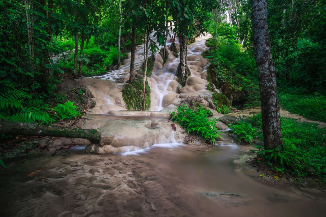 липкий водопад в Буа Тонг таиланд