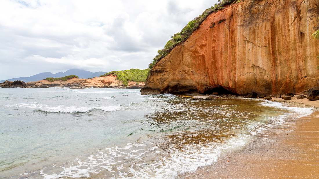 Пуэнт Батист красные скалы пляж доминика