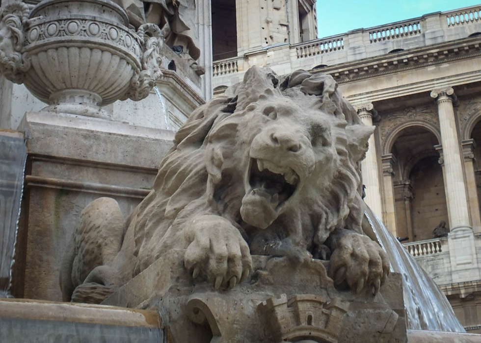 статуя льва с фонтаном сен-сюльпис