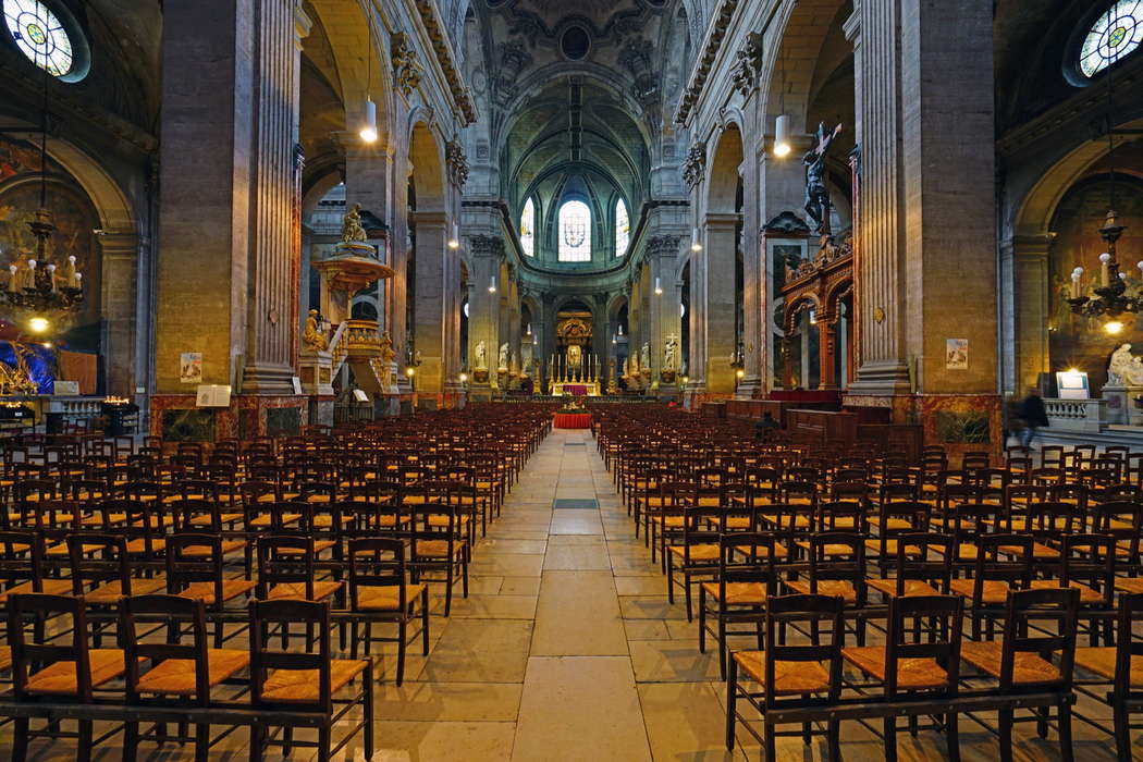 внутри церкви Святого Сюльписа в Париже