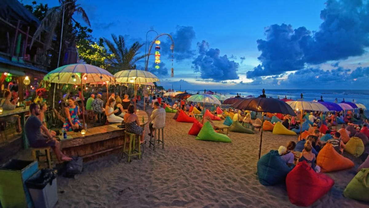 Кута Бали курорт ночная жизнь мешки на пляже