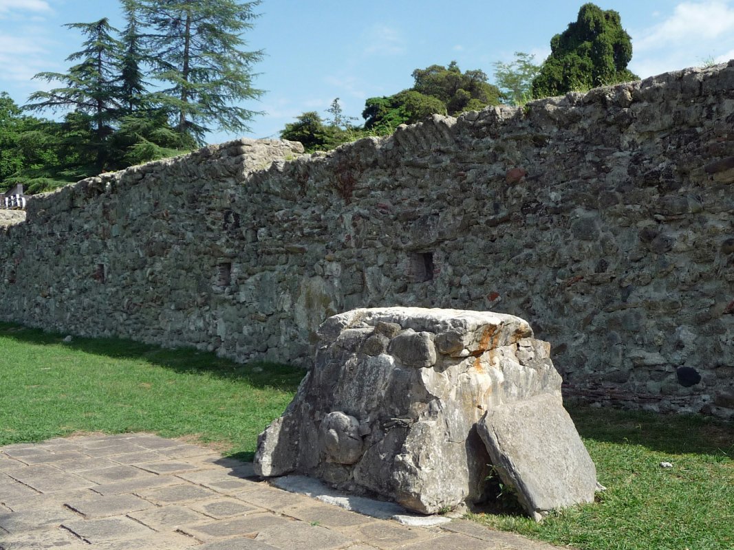 Дольмен Бронзового века на территории музея в Пицунде