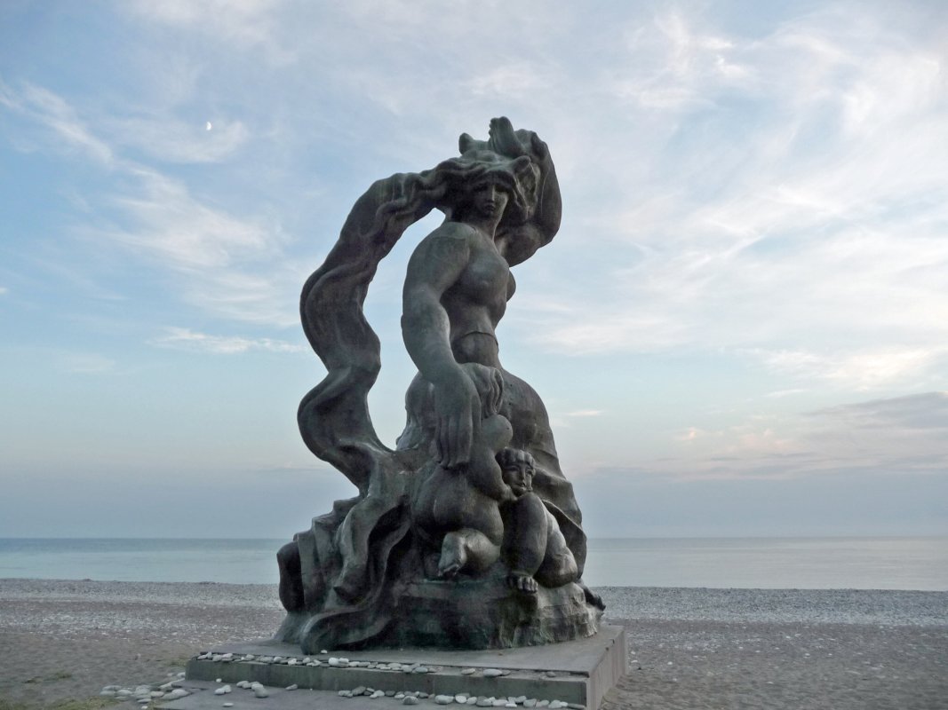Скульптура "Медея" на пляже Пицунды
