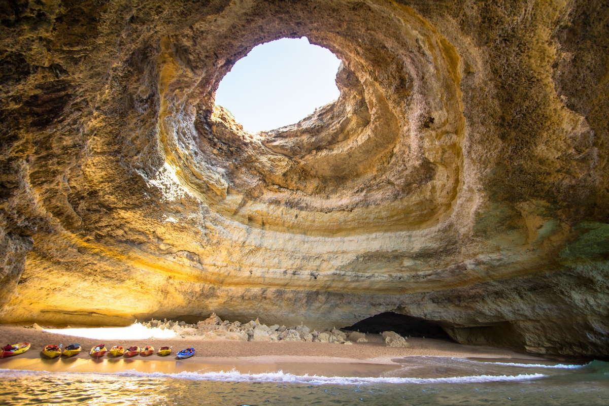 Каяки и байдарки в пещере алгарве бенагил португалия