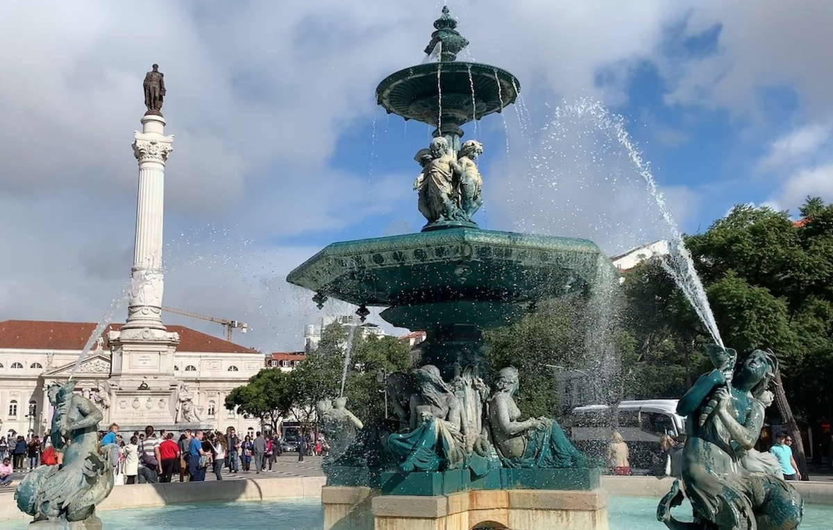 лиссабон площадь россио фонтаны