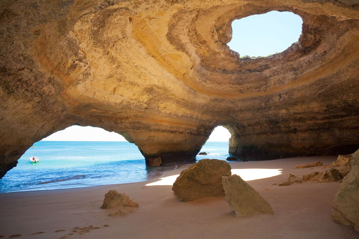 пещерный пляж бенагил, алгарве, португалия