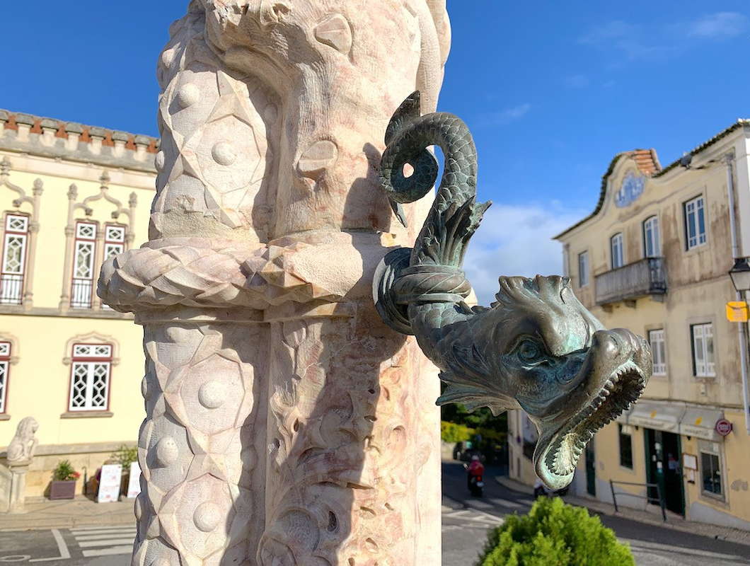 синтра португалия скульптура дракона рыбы